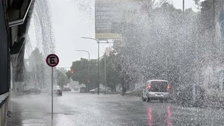 Hay calles y negocios inundados, servicios interrumpidos en la Ciudad por la tormenta