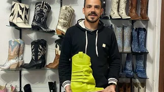 Es argentino, fabrica zapatos y creó una marca de exportación en tiempo récord
