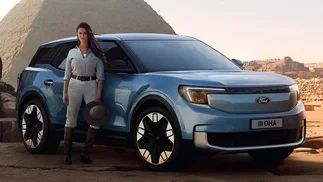Da la vuelta al mundo en un auto eléctrico y bate récords: quién es