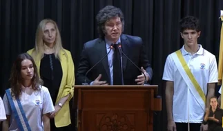 VIDEO | Dos alumnos se desmayaron mientras Javier Milei daba su discurso: '¿Otro más?'