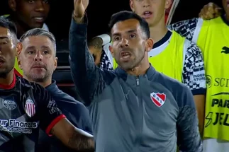 Qué dijo el VAR en la jugada que desató el enojo de Carlos Tevez