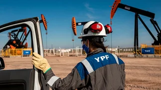 Por qué YPF sufre de 'estrés económico' , según la calificadora Moody's