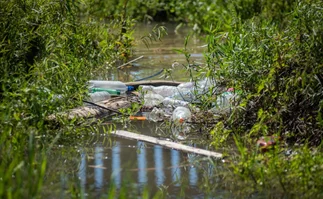 Paraná, un río de plástico gracias a la producción y el consumo imprudentes