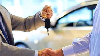 Concesionarias aplican fuertes rebajas y los autos se venden hasta 30% más baratos