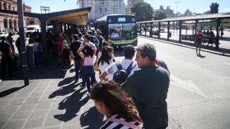 Colectivos en el AMBA: ¿menos frecuencias y suba del boleto a partir de mayo?