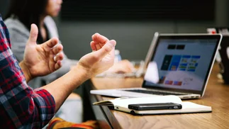 Cómo usar el celular para organizar horarios de reuniones