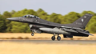Cuenta regresiva para la llegada de otros cazas F-16 y así será su vuelo a la Argentina