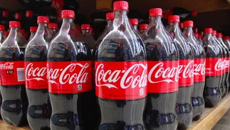 Compró una botella de Coca-Cola de La Plata, se intoxicó y será indemnizado