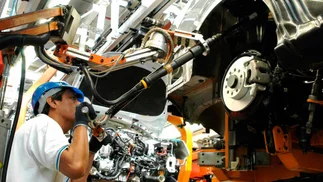 VIDEO | Dos fábricas de autos paralizaron producción en pleno boom de importaciones chinas