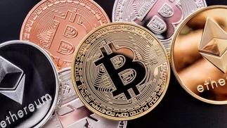 Influencer de criptomonedas pierde 250.000 dólares y enfurece contra Milei