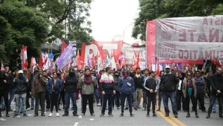 Día del Trabajo: la policía aplicó el protocolo antipiquetes en la marcha