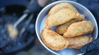 La discusión entre Caputo y Darín sobre las empanadas: cuánto vale en Argentina una docena