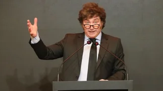Milei parte rumbo a España mientras evalúa un plan B para el Pacto de Mayo