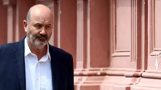 Licitación polémica: correos revelarían favoritismo a empresa de la esposa de Sturzenegger