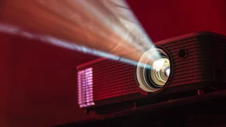 El truco perfecto para tener un proyector usando solo el celular