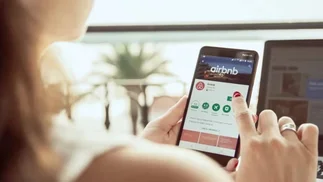 La batalla entre Airbnb y Booking por atraer a dueños e inquilinos: cuál conviene más