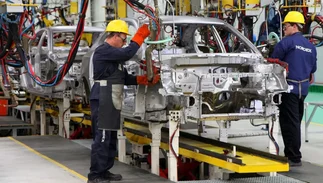 La producción de autos volvió a caer en julio y crecen las exportaciones