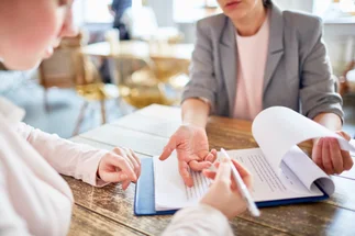 Diferencias y similitudes entre cesión del contrato de trabajo y transferencia