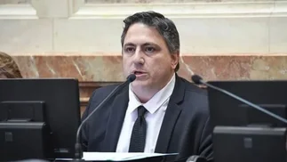 Senador libertario se despegó del caso Adorni: 'No pongo las manos en el fuego por nadie'