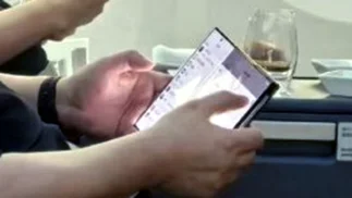 Cómo es el revolucionario celular que se pliega en tres partes