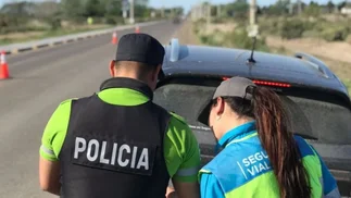 Quieren multar a quienes fumen al manejar: las sanciones previstas