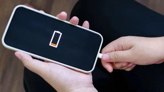 ¿Qué conviene enchufar primero, el cargador o el celular?