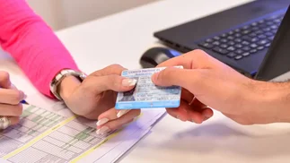 Legislador bonaerense de LLA propone eliminar multas como traba para renovar el registro