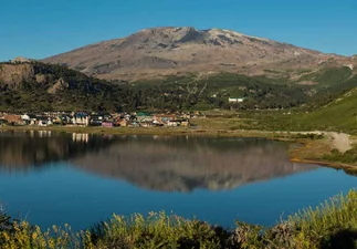 El lago de la Patagonia que permite tomar un baño termal reparador