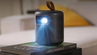 Cómo es el mini proyector chino que saca hasta 150 pulgadas y tiene Google TV