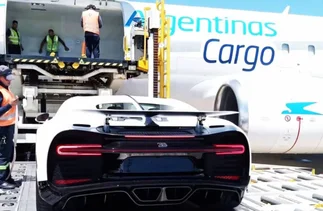 VIDEO | Un argentino compró un Bugatti Chiron y lo trajo en flete aéreo desde Miami