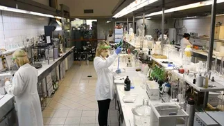 ANMAT frena operaciones de cinco laboratorios por fallas graves en fabricación