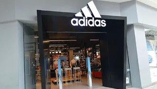 Outlet de adidas liquida 80% en la segunda unidad y dos pares de zapatillas por $120.000