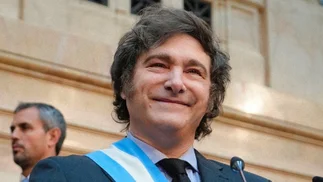 Milei mantiene apoyo cercano al 50% pese a que el 43% enfrenta problemas económicas