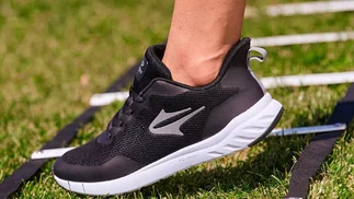 El truco para conseguir zapatillas de marca a $26.600 en los outlets de Topper en CABA