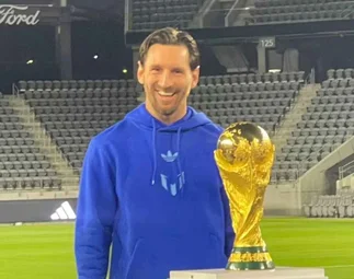 El momento inolvidable: Messi se emociona al reencontrarse con la Copa del Mundo