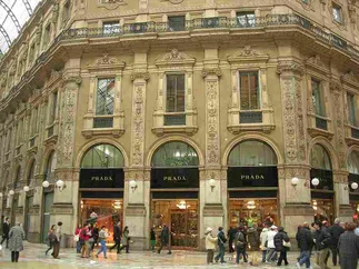 Fusión de titanes de la moda: Prada adquiere Versace por 1.250 millones de euros