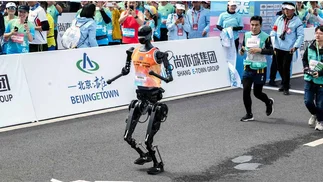 China logró que robots compitan contra humanos en una media maratón