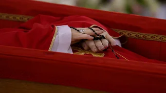 Revelan cómo será la tumba del papa Francisco: austera y sin decoración: