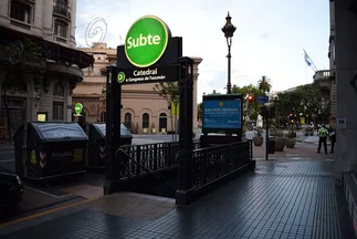 Proponen renombrar la estación Catedral del subte como 'Catedral – Papa Francisco'