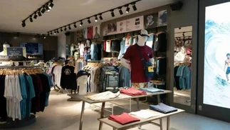 El precio de la ropa bajó 10% en dólares: ¿es más más caro o barato vestirse en Argentina?