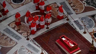 Cómo es el ritual previo a sellar el féretro de Francisco y qué objetos irán dentro