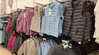 Supermercado Carrefour liquida camperas y chalecos a $24.990 por tiempo limitado