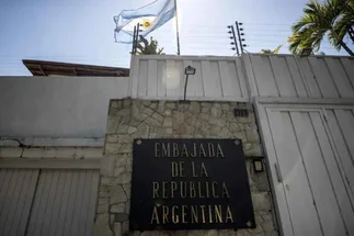 Los cinco venezolanos refugiados en la embajada argentina en Caracas ya salieron del país