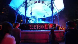 Épica recreación del final de 'El Eternauta' reúne a cientos de fan en Belgrano