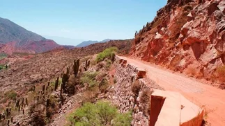 La increíble vista de la ruta 40 que se asemeja a un vertiginoso laberinto