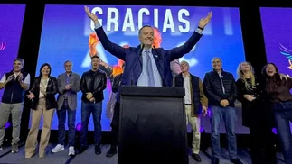 La historia detrás de 'Tabula rasa', la frase elegida por Manuel Adorni tras ganar en CABA