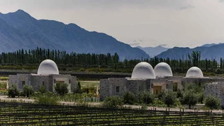 VINOS: cuánto sale dormir entre viñedos, en un impactante hotel de lujo de Mendoza