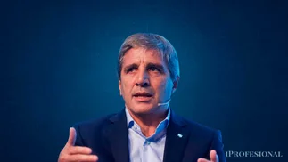 'Vergüencita': Luis Caputo cruzó a Ricardo Darín por sus críticas al Gobierno