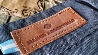 La marca de ropa que vende sin precio y negocia mano a mano con el cliente