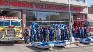 1win donó embarcaciones a bomberos para asistir a municipios afectados por inundaciones